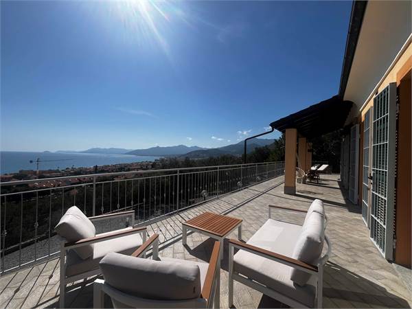 Villa Esclusiva immersa negli ulivi a Borgio Verezzi  